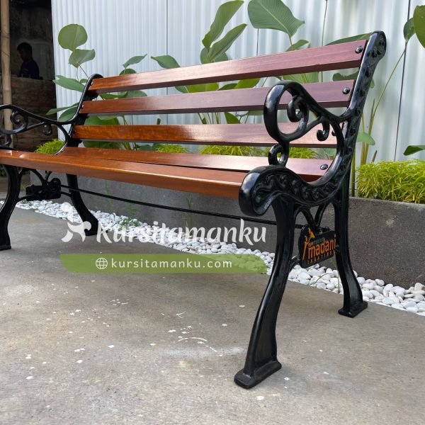 Proyek Kursi Taman BMT Madani Pacitan