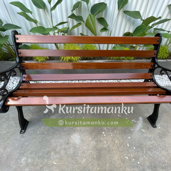 Proyek Kursi Taman BMT Madani Pacitan