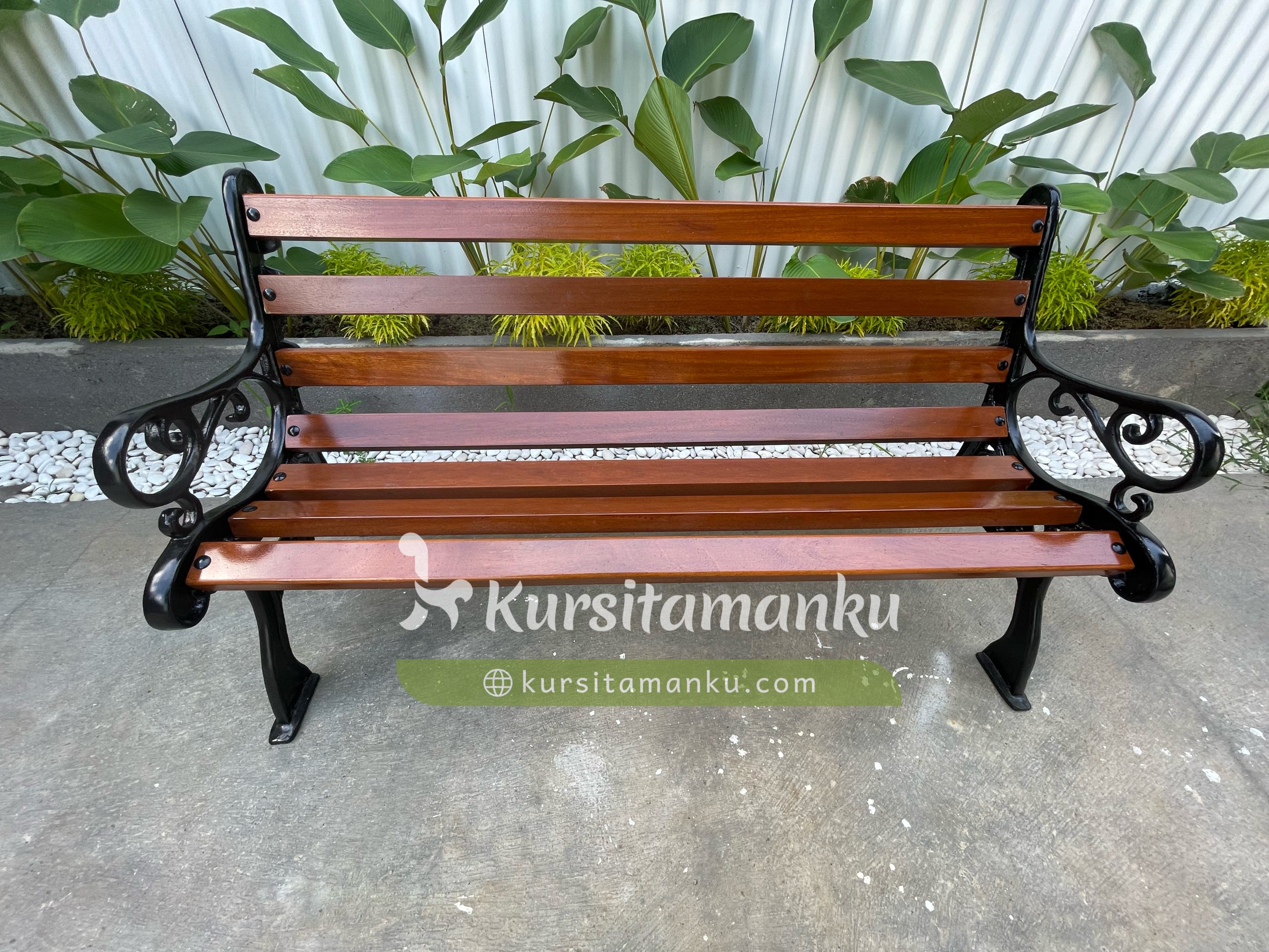 phonto(9) Proyek Kursi Taman BMT Madani Pacitan