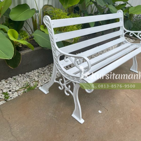 Kursi taman antik Raminten Yogyakarta