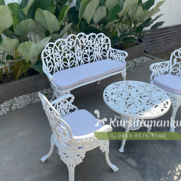 Kursi taman antik Villa Sakura Bogor