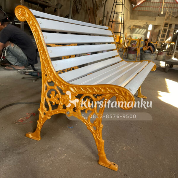 Diunggah Ke Kursi Taman Jl. Ahmad Yani Banjarmasin