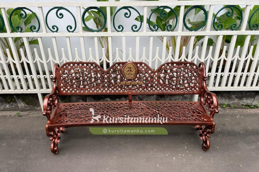 Kursi Taman Besi Custom Logo Undip