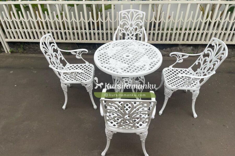 Kursi Teras Besi Hotel Daroessalam Pasuruan